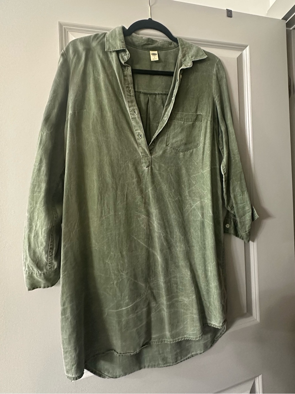 Old Navy Olive Green Men's Popover Button-Down Shirt